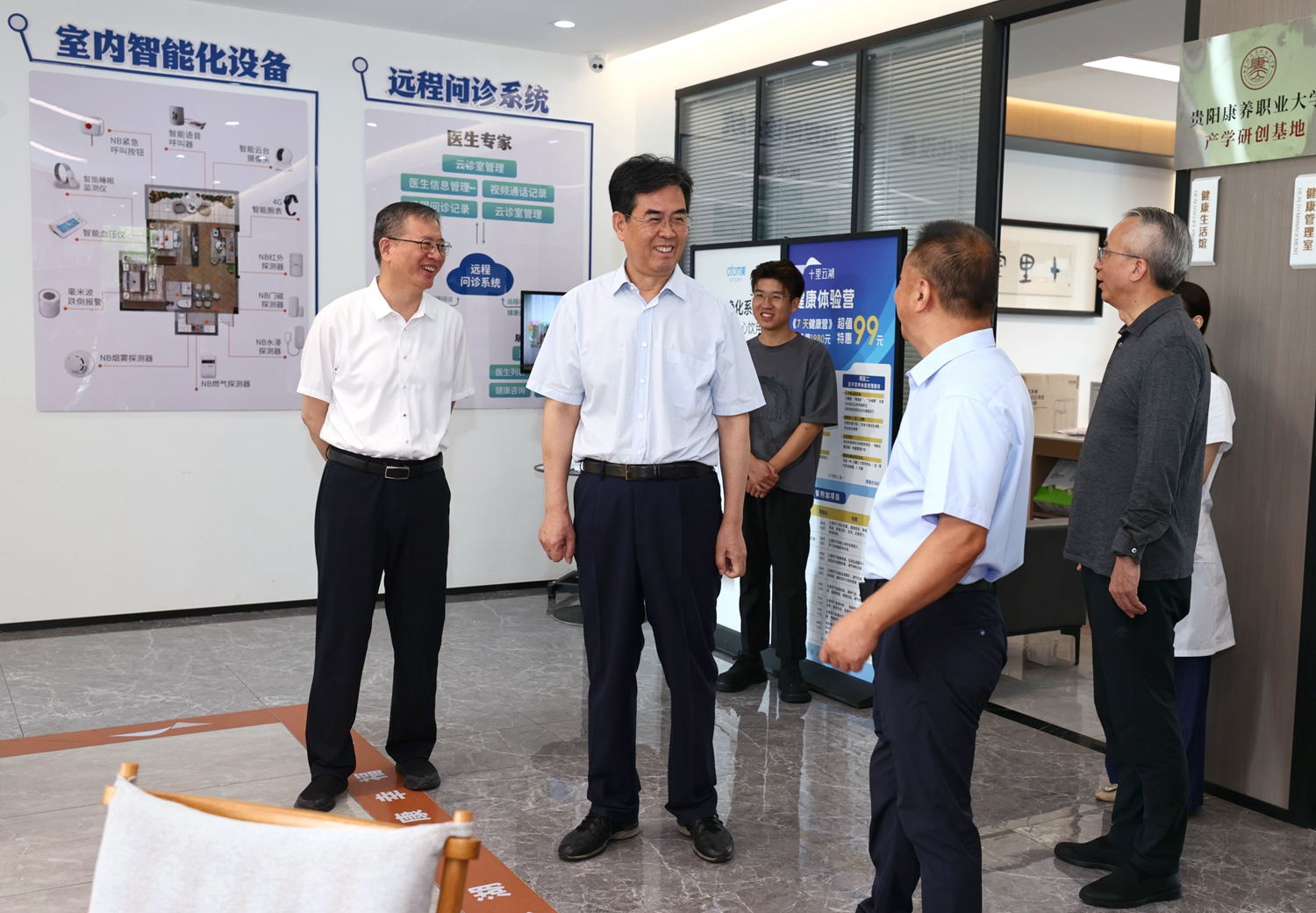 李炳军在遵义市调研服务业发展