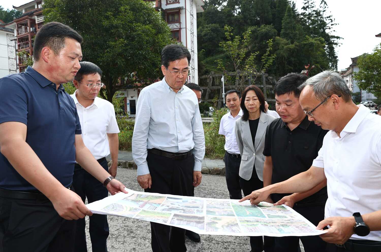 李炳军在黔东南州和黔南州调研