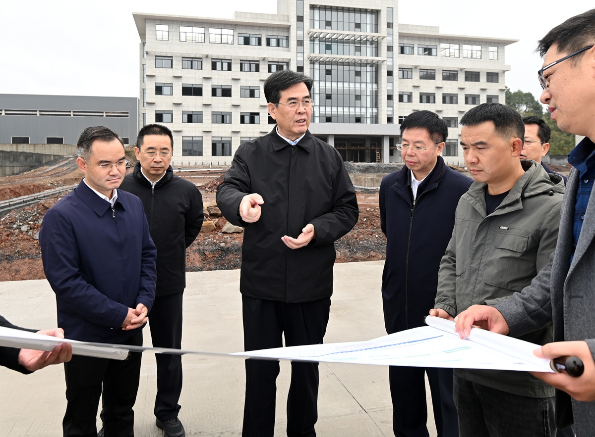 李炳军在黔东南州宣讲党的二十届四中全会精神并调研