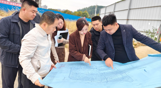 图为清镇市发展改革局会同住房和城乡建设局、红枫片区建设服务中心在上官华府一期项目现场会商办公