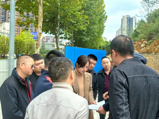 图为清镇市发展改革局、自然资源局、住房和城乡建设局、供电局、红枫片区建设服务中心在“清鸥·仰望山”项目现场解决高压线迁改、项目手续办理等问题