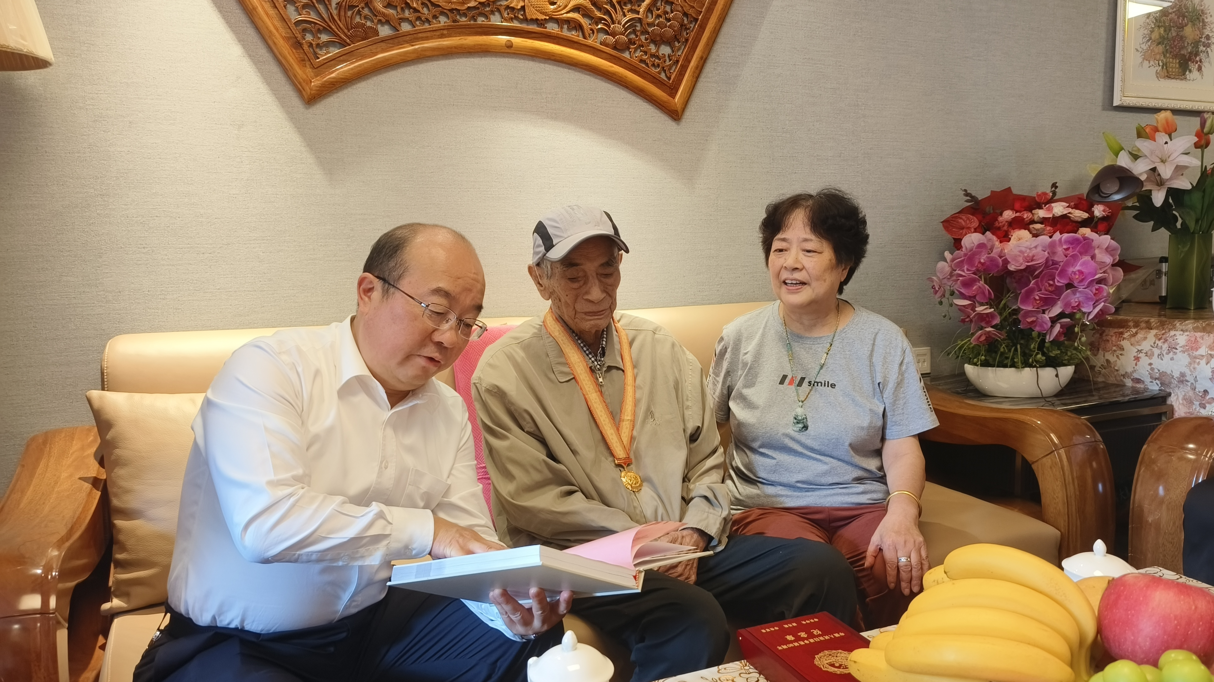 吴强率队走访慰问抗战老战士我委离休老干部毛奇峰并颁发纪念章