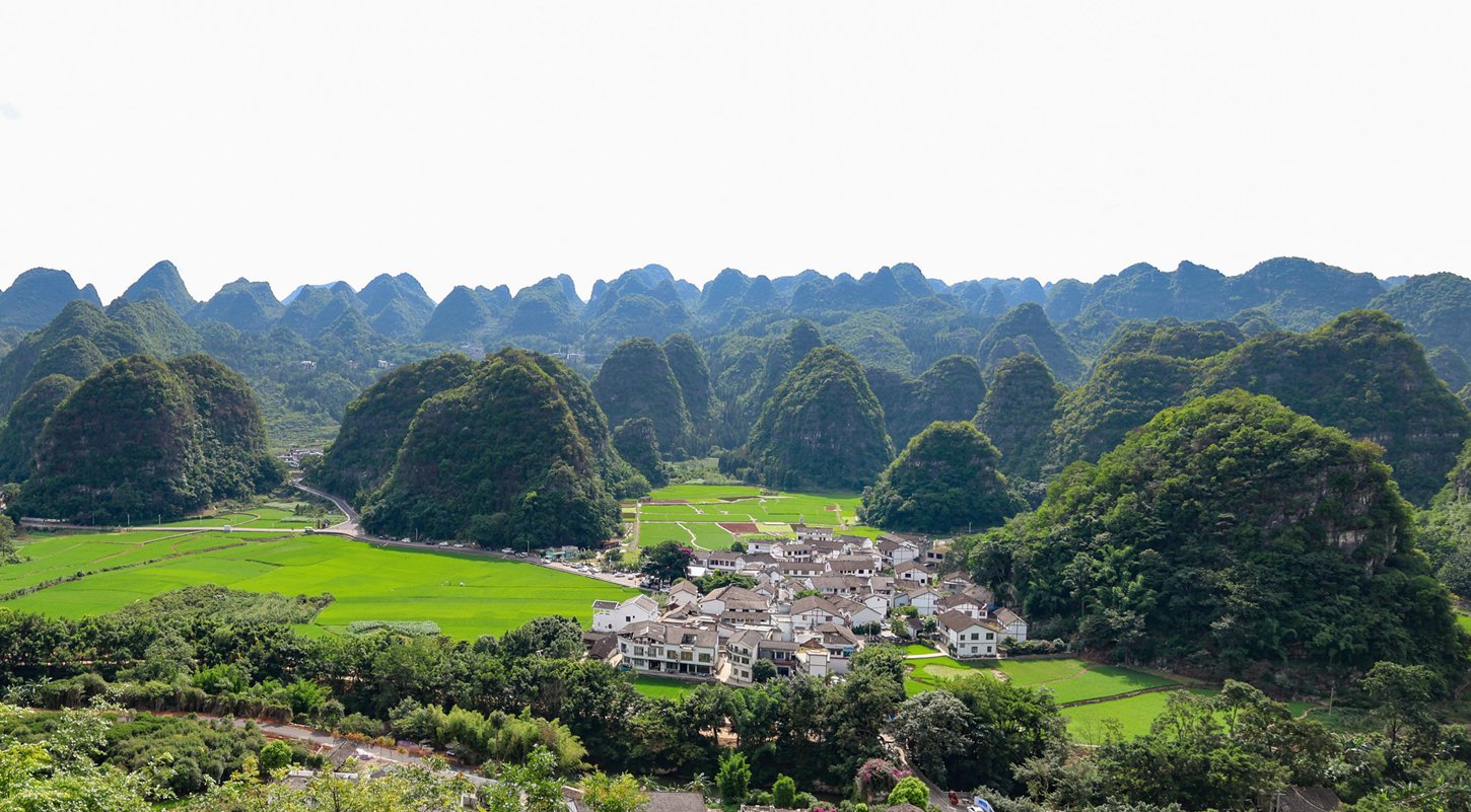 万峰林以发育三叠纪地层岩石的圆锥状峰林、峰丛喀斯特地貌景观为主,集溶洞、漏斗、地下暗河、落水洞等各类地质遗迹于一体,是国家4A级景区、中国最美五大峰林之一。 林民 摄影.jpg