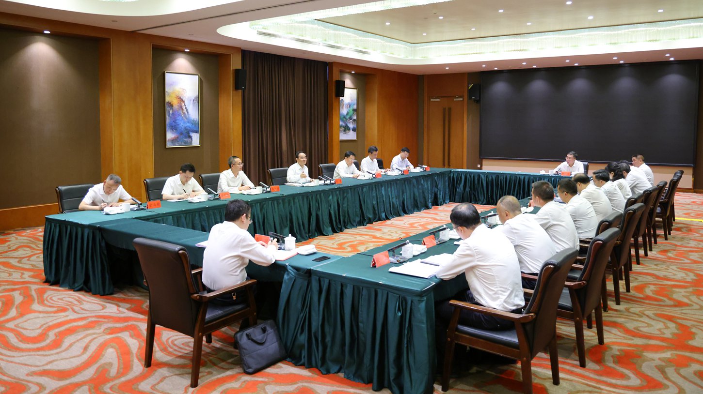 (审定)DPCL6972-1------2023年7月3日,省委书记、省人大常委会主任徐麟深入黔西南自治州兴义市调研。图为徐麟主持召开县委书记座谈会。贵州日报天眼新闻记者 杜朋城 摄.jpg